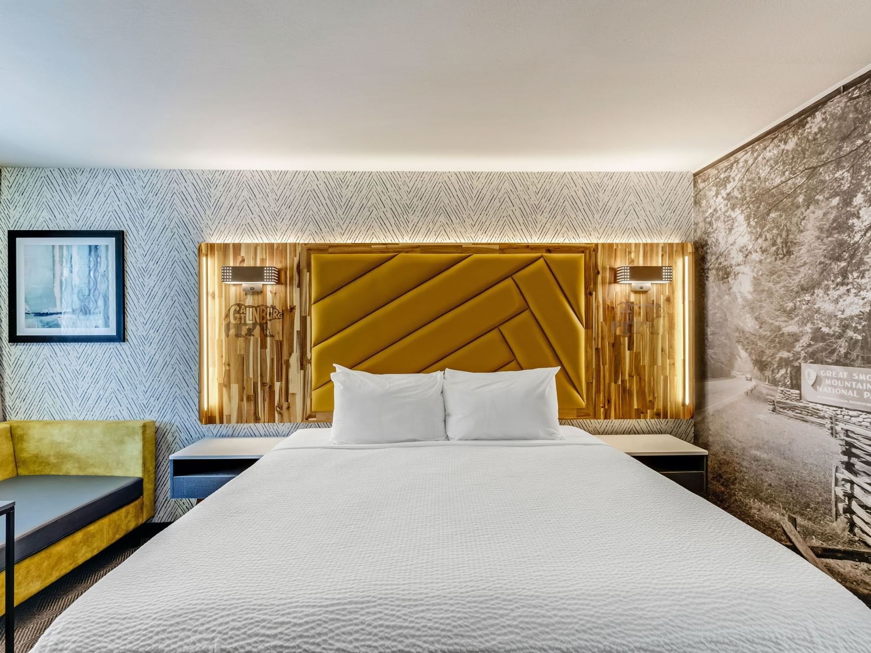 Comfy bed with a headboard in 1 King Deluxe at the Wander Hotel