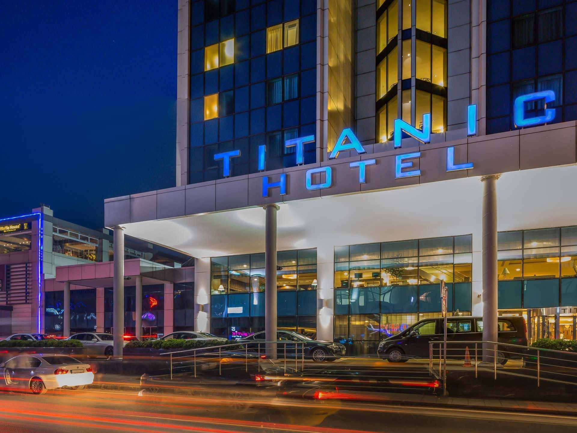 Titanic Port Bakırköy'ün ışıklarla aydınlatılmış ön cephesinin gece görünümü