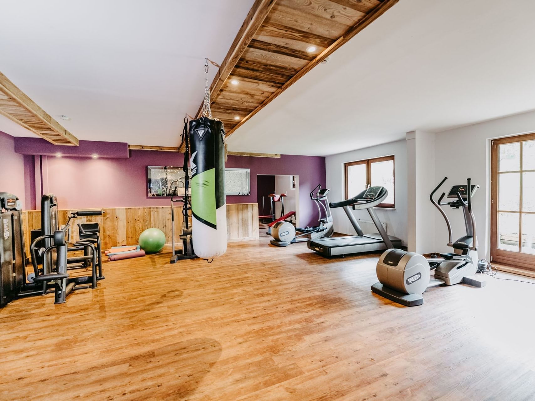 Fitness Raum mit Laufband, Stepper, Boxsack und Fitnessgeräten