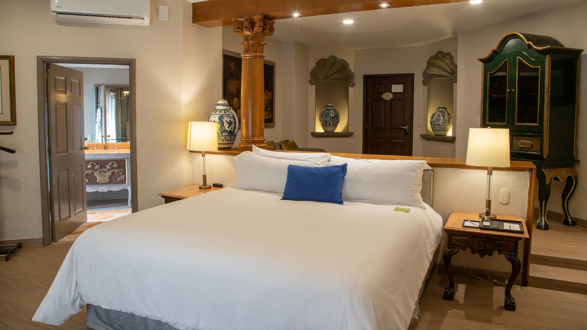 Suite Gran Clase King con cama king, columna decorativa y detalles coloniales en Quinta Real Guadalajara