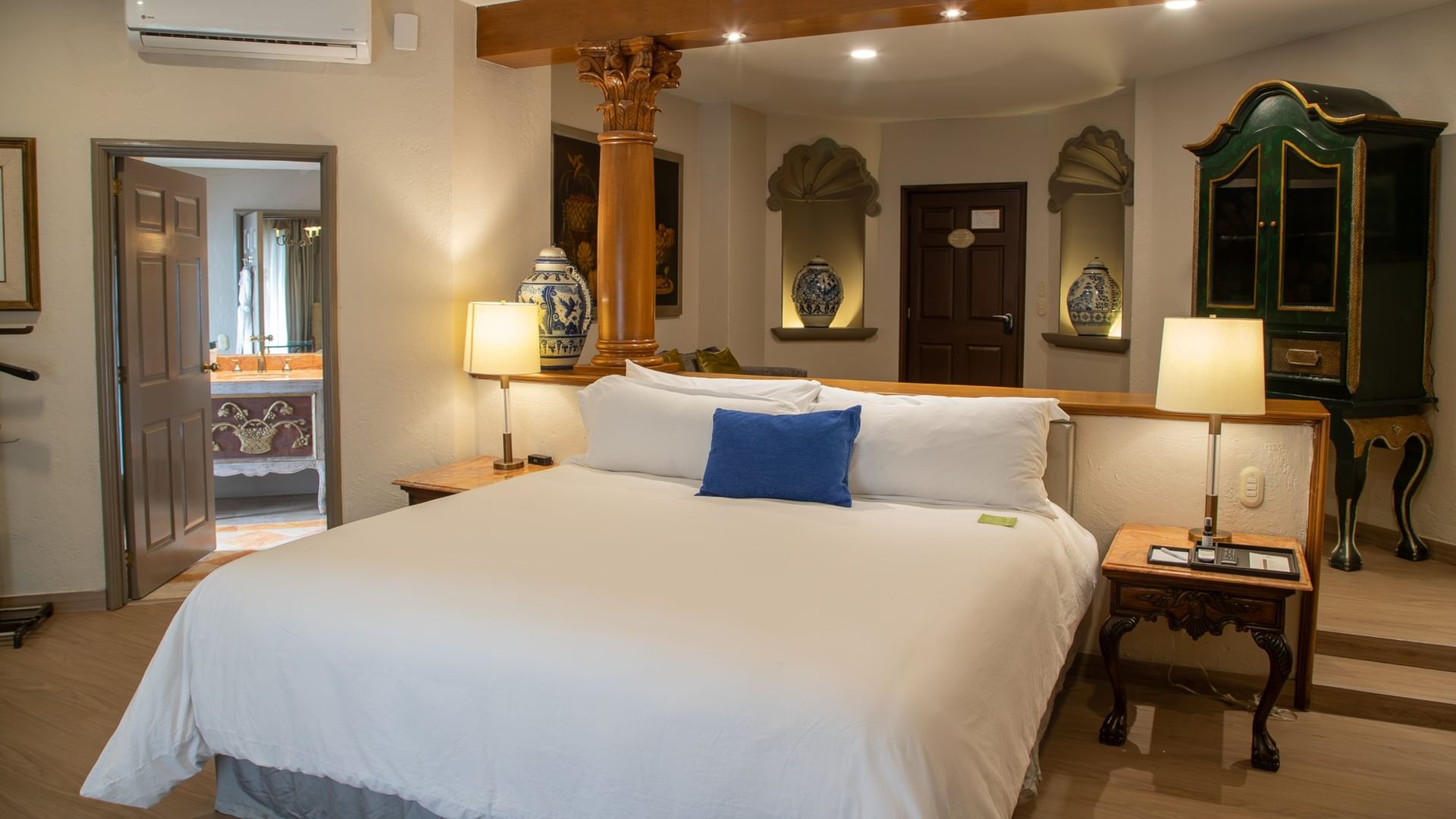 Suite Gran Clase King con cama king, columna decorativa y detalles coloniales en Quinta Real Guadalajara