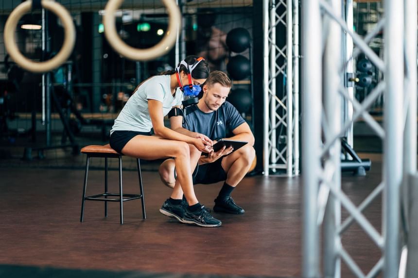A man and a woman are working on personal fitness in the Liebes 