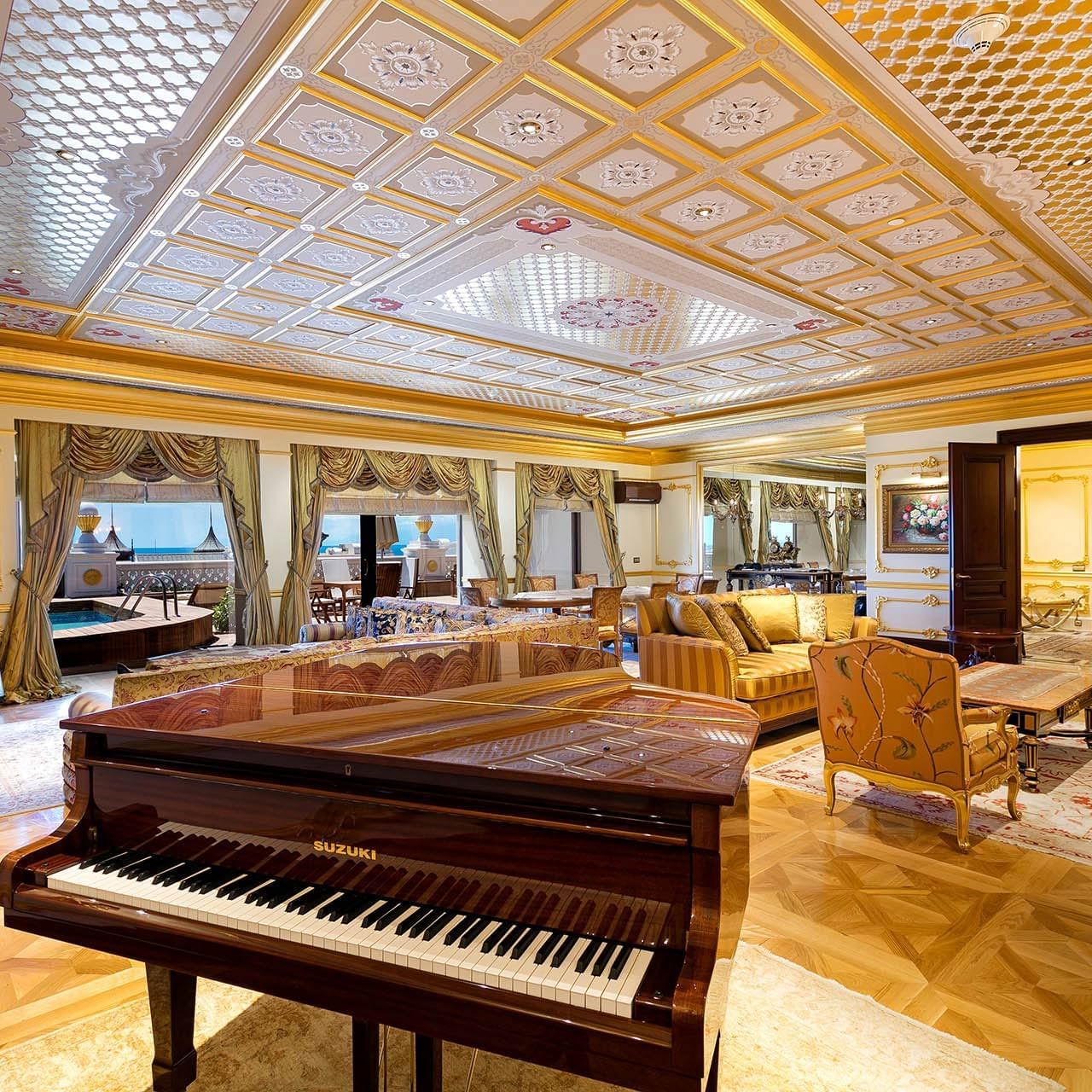 Titanic Mardan Palace'daki King Suite'teki piyano ve lobi alanının yakın çekimi
