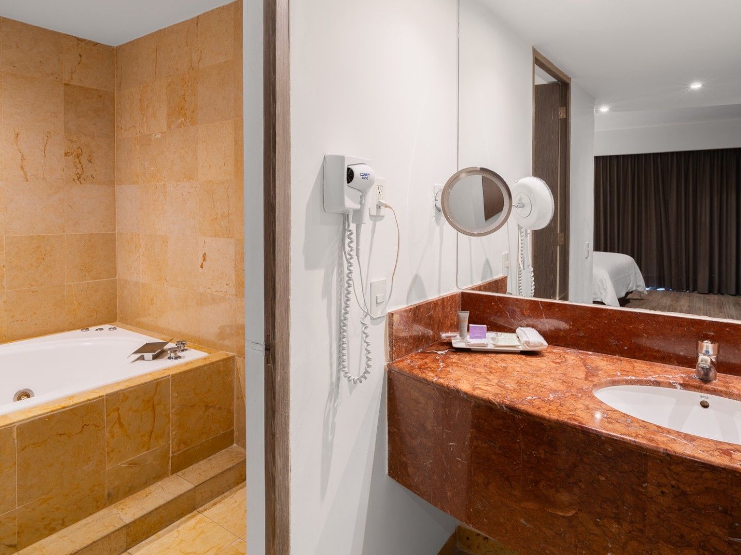 Baño de la Suite Ejecutiva King con bañera y tocador en Real Inn Perinorte, Tlalnepantla.