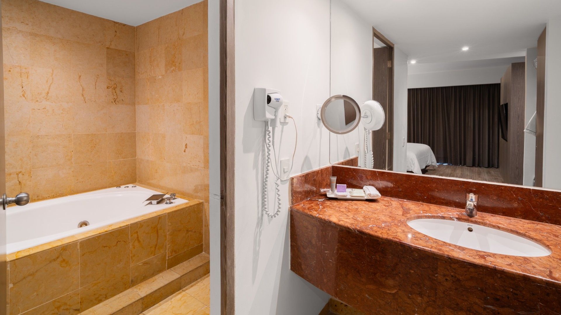 Baño de la Suite Ejecutiva King con bañera y tocador en Real Inn Perinorte, Tlalnepantla.