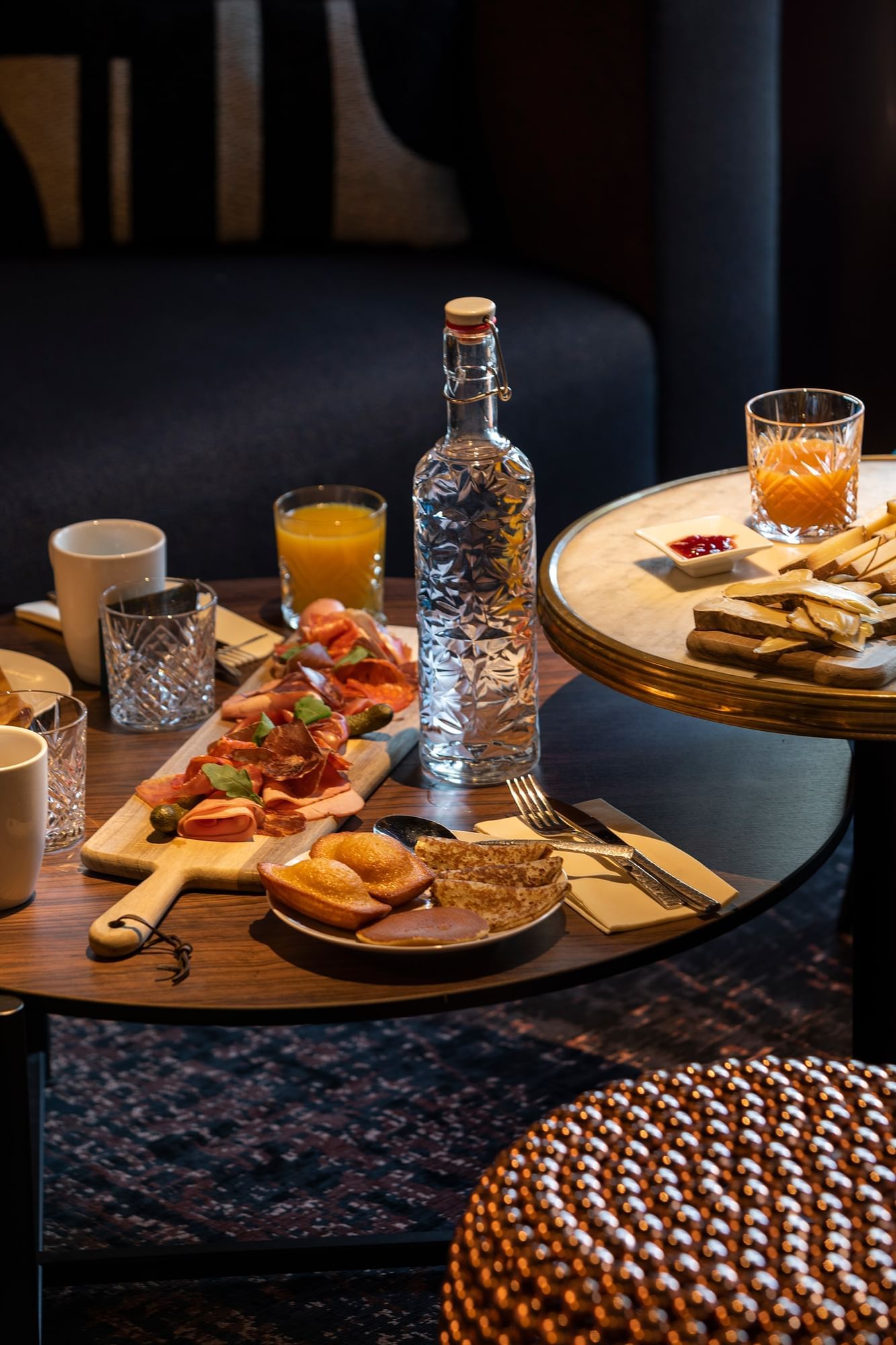 Cocktail servi avec des snacks à l'Oceania Le Conti Brest