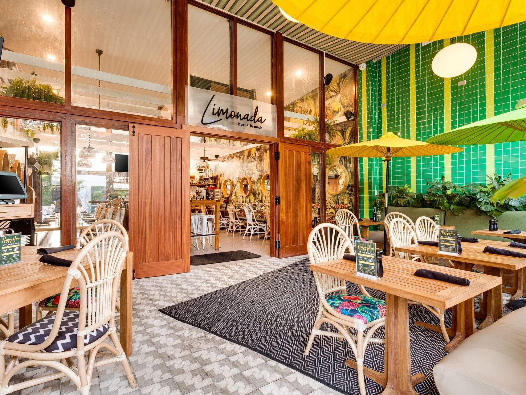 Open-area dining area in Limonada Bar at Clinton Hotel South