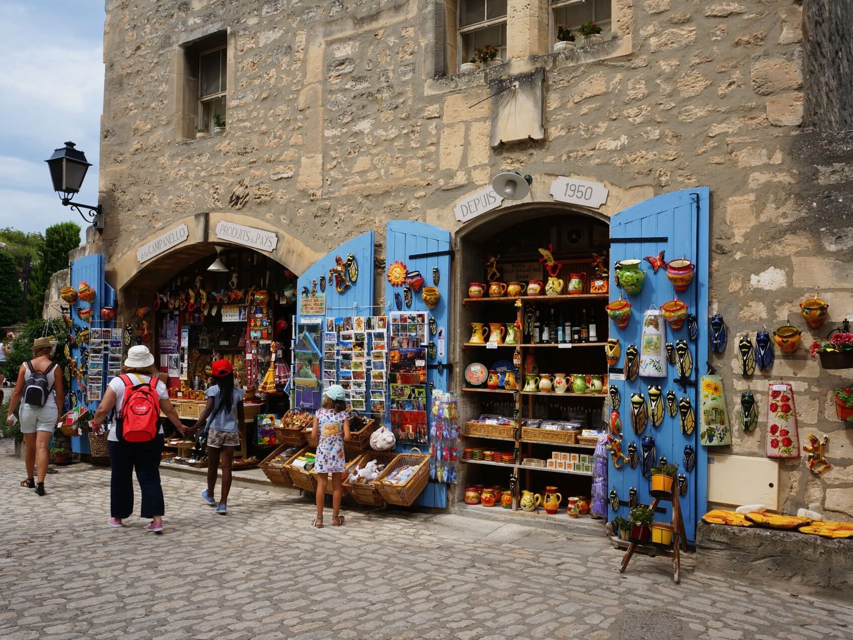 Street shopping for olden pieces of stuff near hotel Costieres