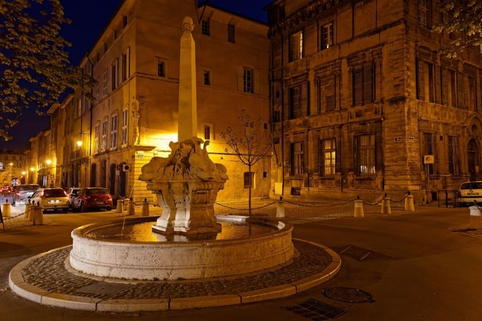 Fontaine sur la Place des Quatre-Dauphins près des Hôtels Oceania