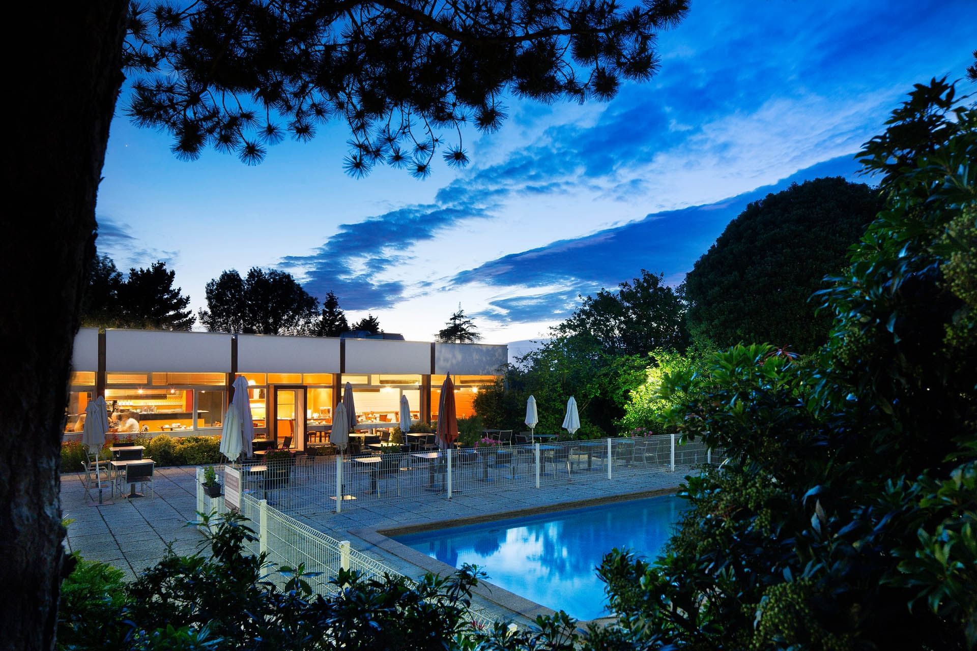 Salle à manger près de la piscine extérieure, Escale Oceania Brest Aéroport