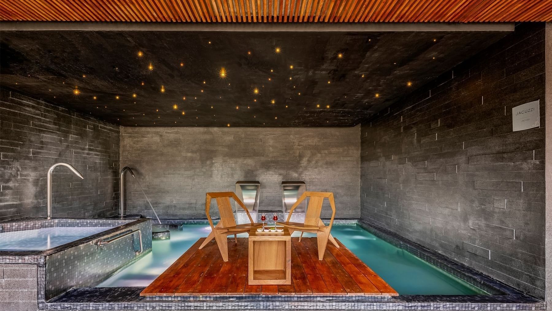 Piscina privada con sillas y mesa en suite de lujo en hotel.