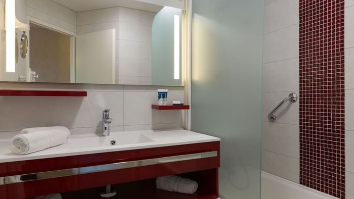 Bathroom vanity in bedrooms at Hotel L'Arc-En-Ciel