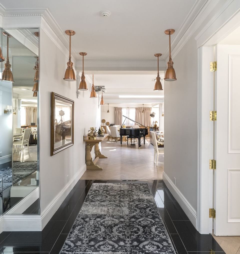 Galerie d'images de l'Hôtel Vieux-Port Québec - Couloir accueillant avec vue sur un salon élégant et un piano à queue