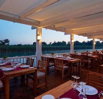 Hasır Türk Restaurant – Titanic Deluxe Golf Belek’te Ahşap Terasta Geleneksel Lezzetler