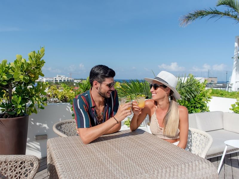 Pareja disfrutando de un coctel en Roof top Bar en Playa del Carmen