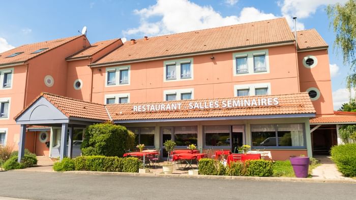 Building view and front view of Tabl' Hotel