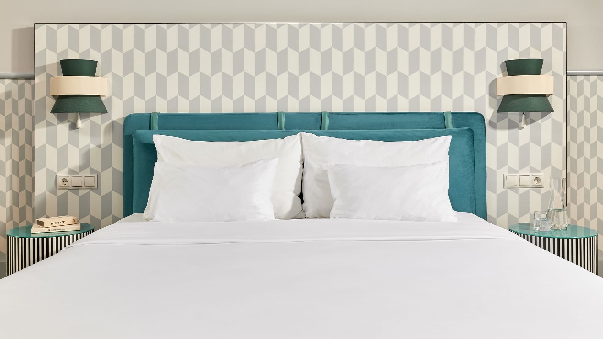 Elegantní Deluxe Room s manželskou postelí a moderním interiérem v Falkensteiner Hotel Prague.