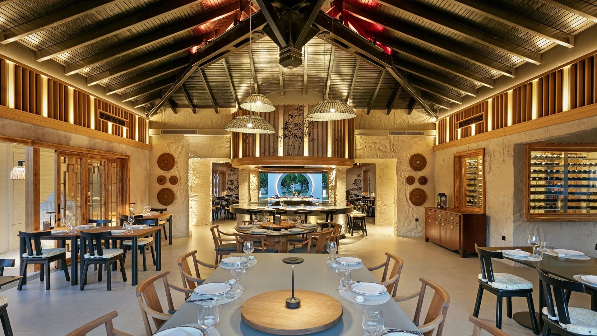 Nori Asian Restaurant в Titanic Deluxe Golf Belek — современный интерьер с утончёнными азиатскими акцентами.