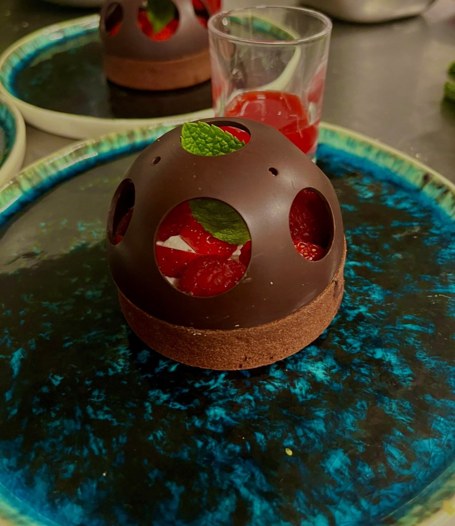 Gros plan sur un dessert bien préparé servi dans un restaurant à l'Oceania Paris Roissy CDG