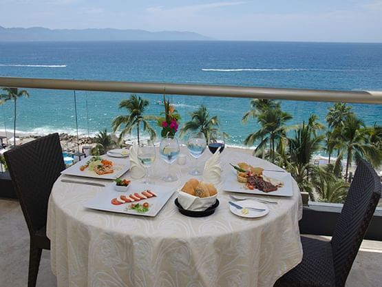 beech dining at Sunset Plaza Beach Resort