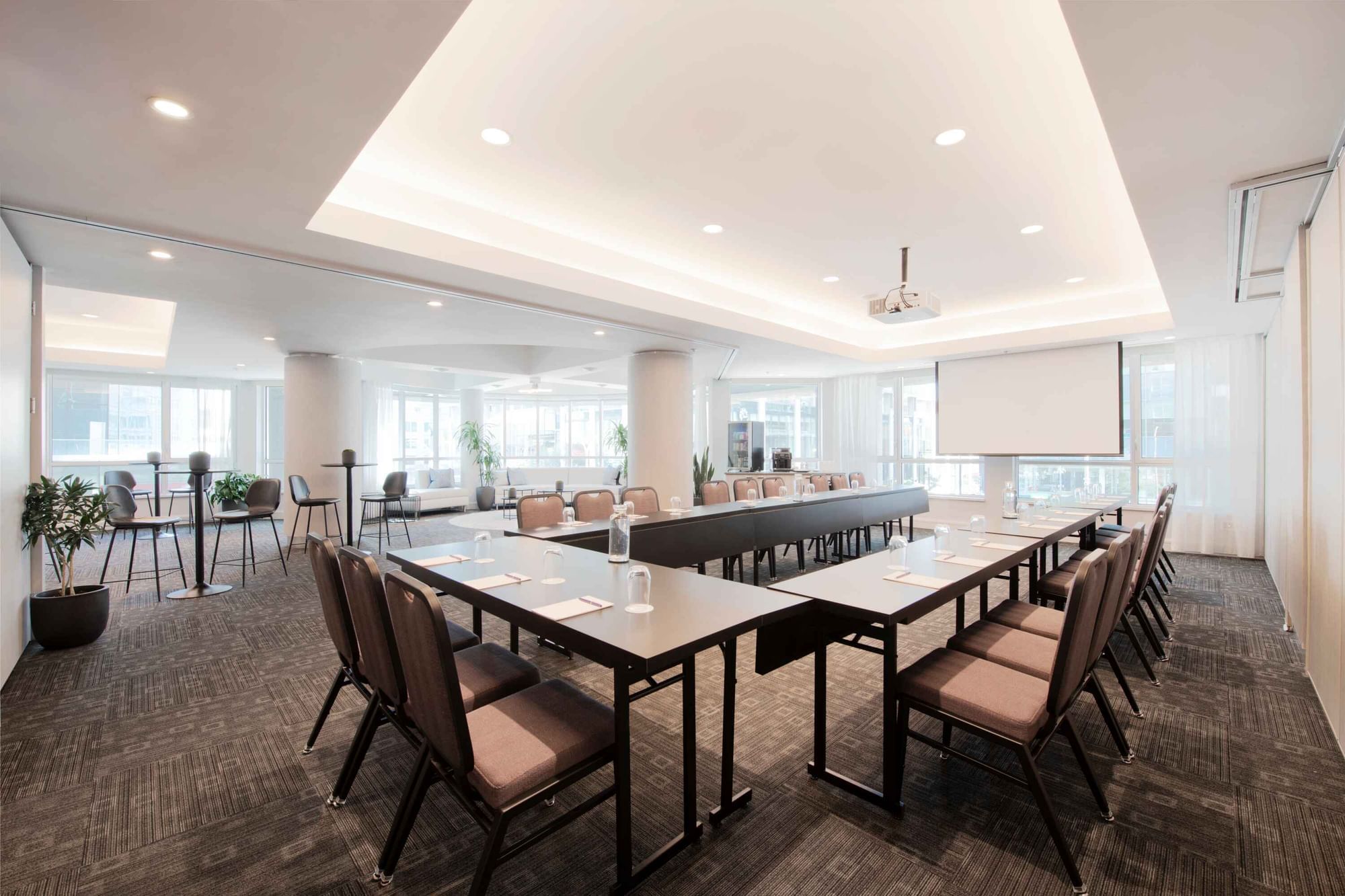 Grande salle de réunion avec tables et chaises au Warwick Le Crystal Montreal