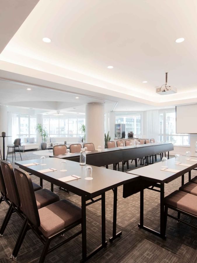 U-shaped table set-up with a projector screen in Salon De La Montagne at Warwick Le Crystal – Montreal