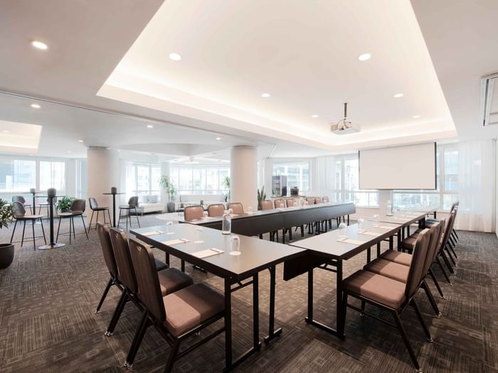 U-shaped table set-up with a projector screen in Salon De La Montagne at Warwick Le Crystal – Montreal