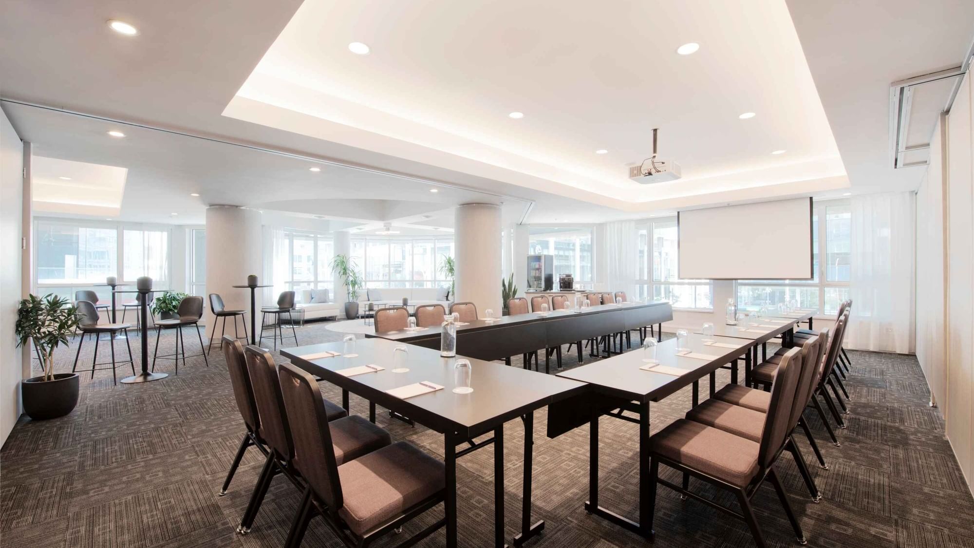 U-shaped table set-up with a projector screen in Salon De La Montagne at Warwick Le Crystal – Montreal
