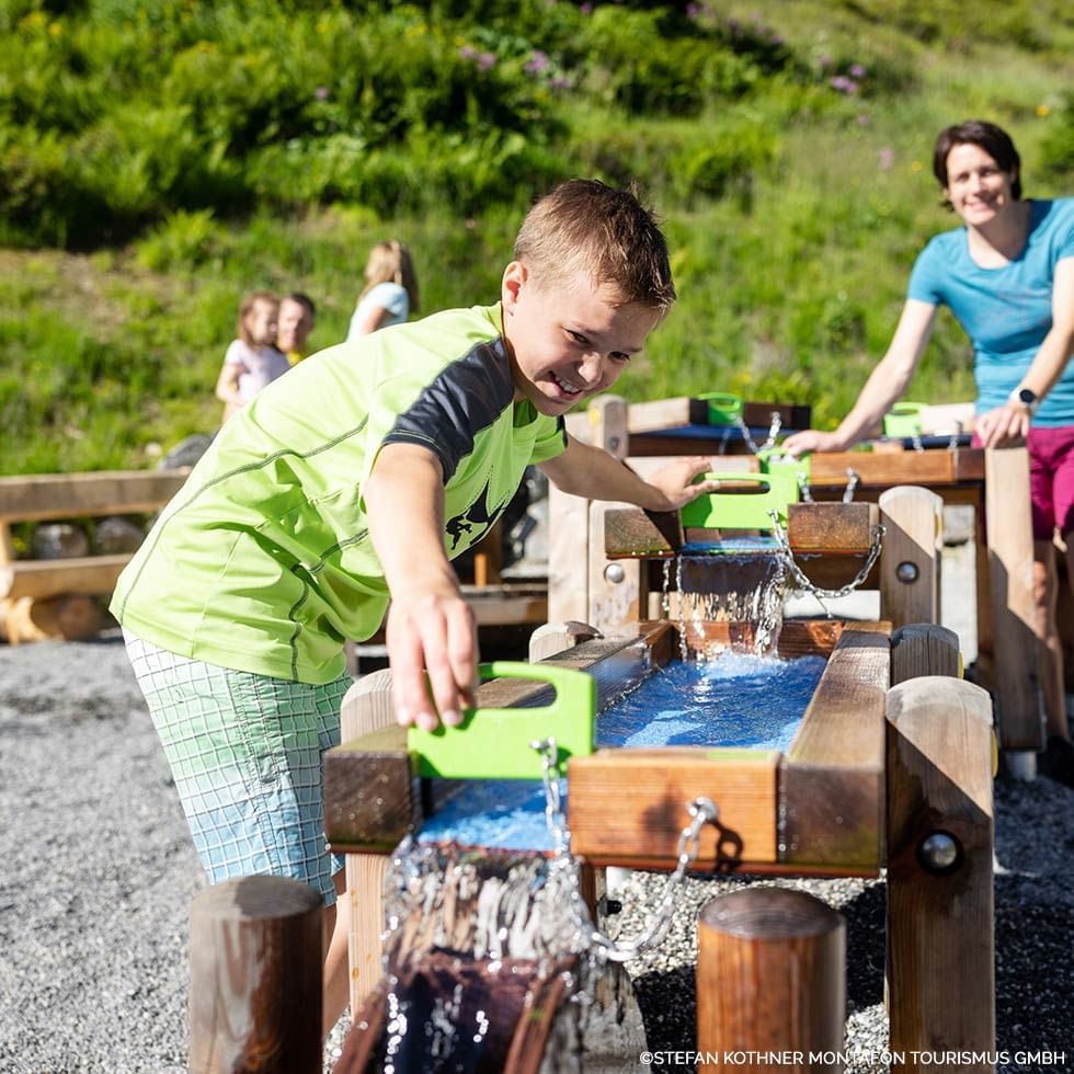 Kids enjoying water activities near Falkensteiner Hotels