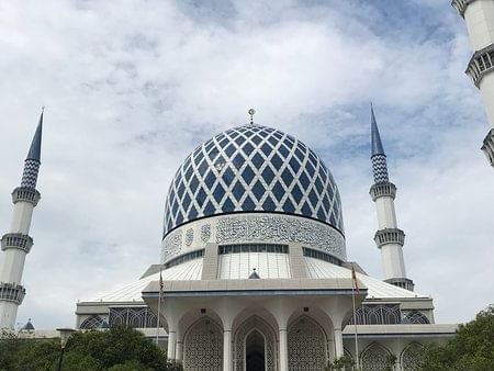 Sultan Salahuddin Abdul Aziz Shah Mosque near The Saujana Hotel Kuala Lumpur 