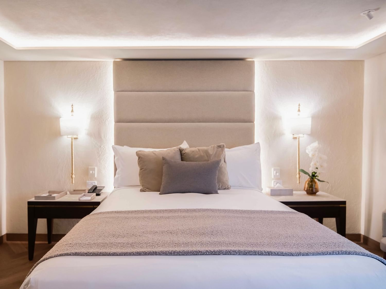 Elegant Queen New Class room with a queen bed, pillows, and nightstands at Quinta Real Puebla in Heroica Puebla de Zaragoza.