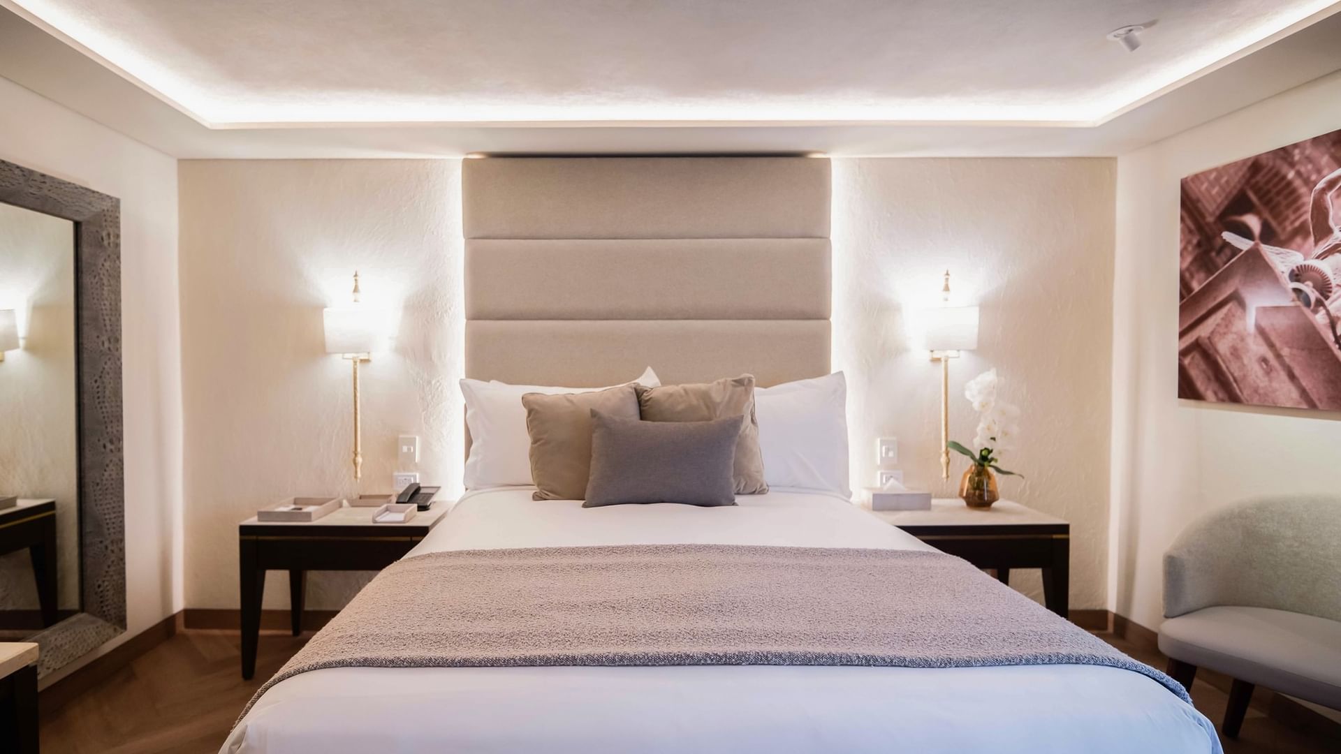 Habitación elegante con cama queen y decoración moderna en Quinta Real Puebla, Heroica Puebla de Zaragoza