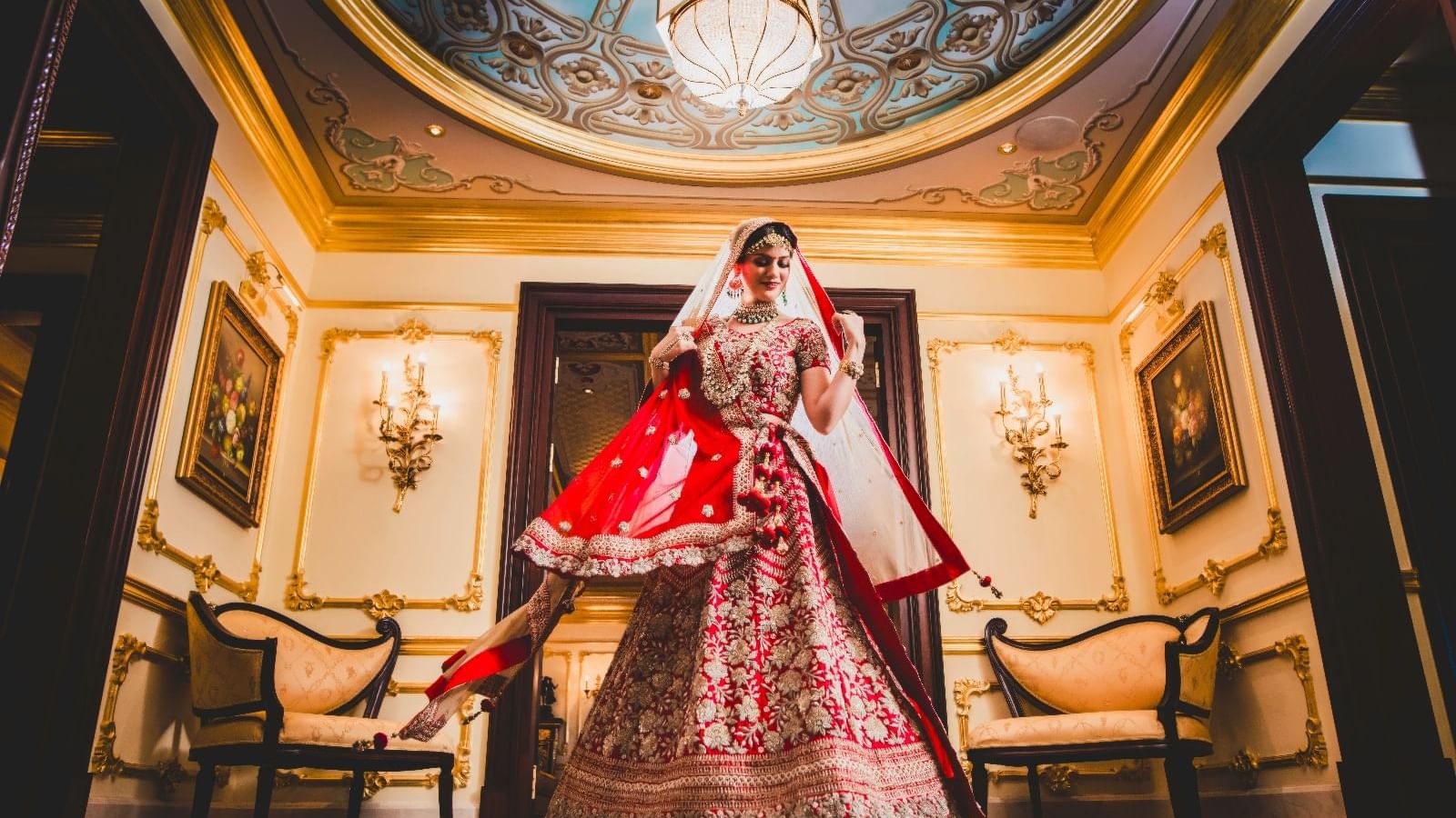 Невеста в красном платье фотографируется в лобби отеля Titanic Mardan Palace