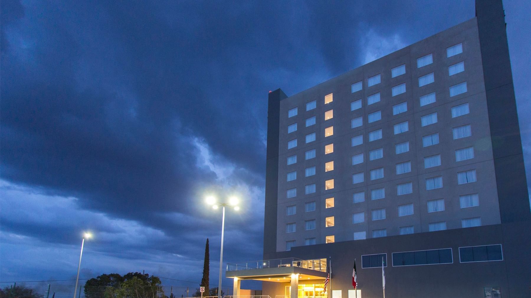 Exterior view of Fiesta Inn Suites Aeropuerto del Bajío at night