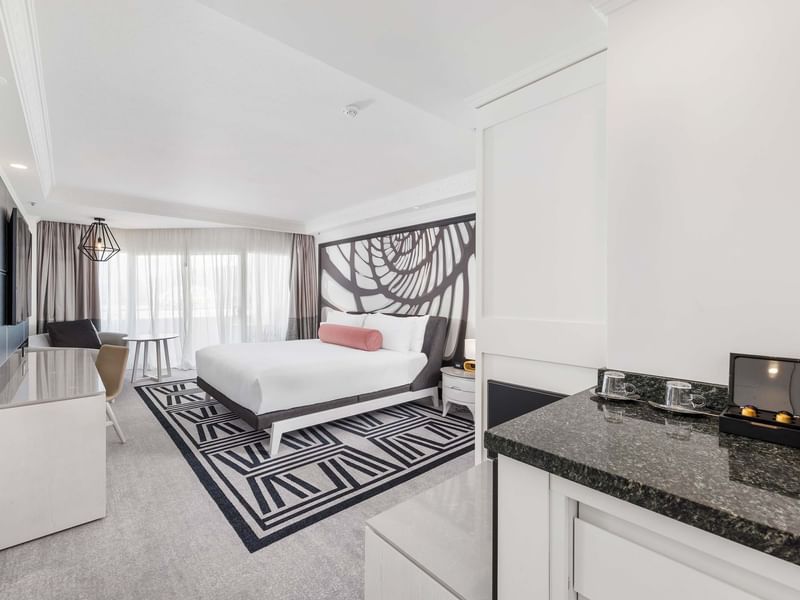 Large bed in Superior City Mountain View Room at Pullman Cairns