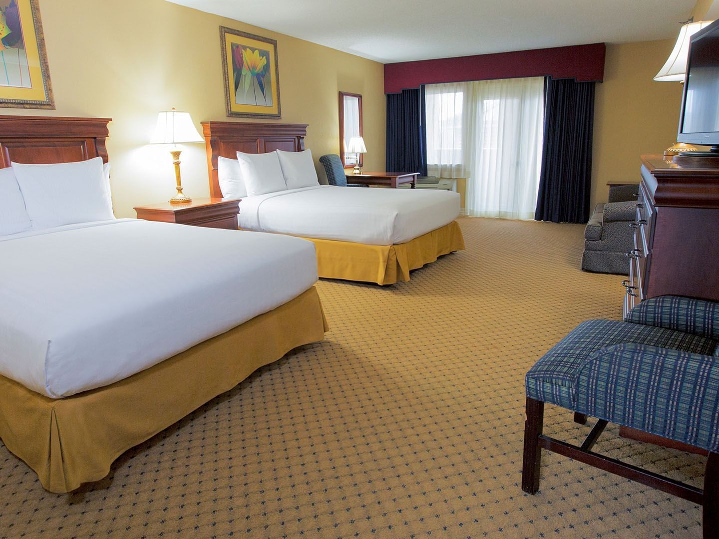 Twin beds in Deluxe Queen Room at Music Road Resort