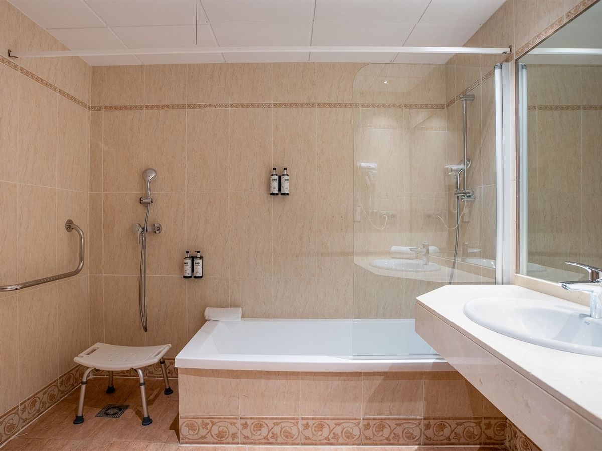 Adapted Standard Rooms bathroom including a sink, toilet, bidet, and grab bars at Ponient Pirámide Salou