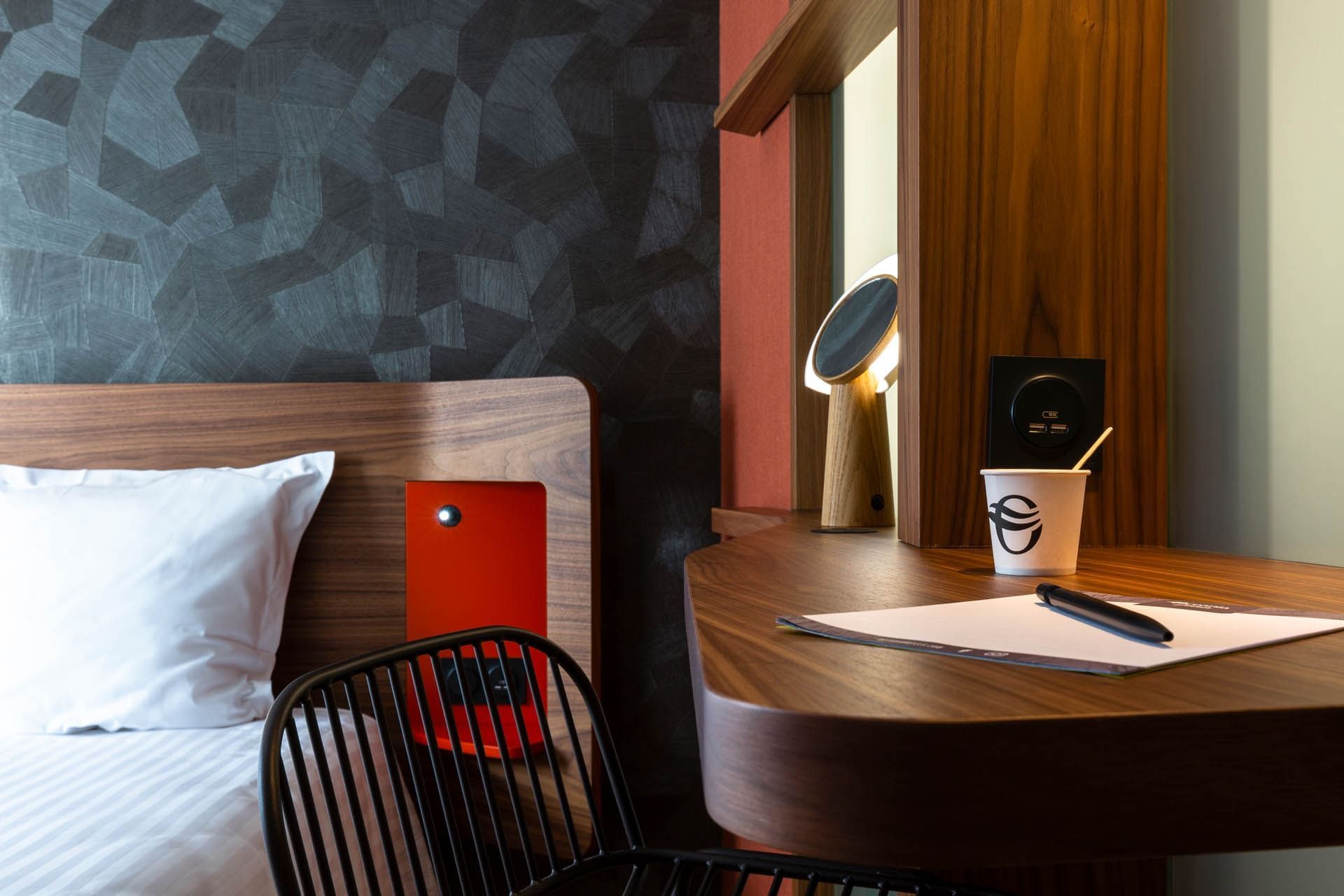 Lit king-size et bureau dans une chambre à l'Oceania Paris Porte de Versailles