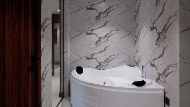 Bathtub in Royal Suite at Warwick Hotels & Resorts