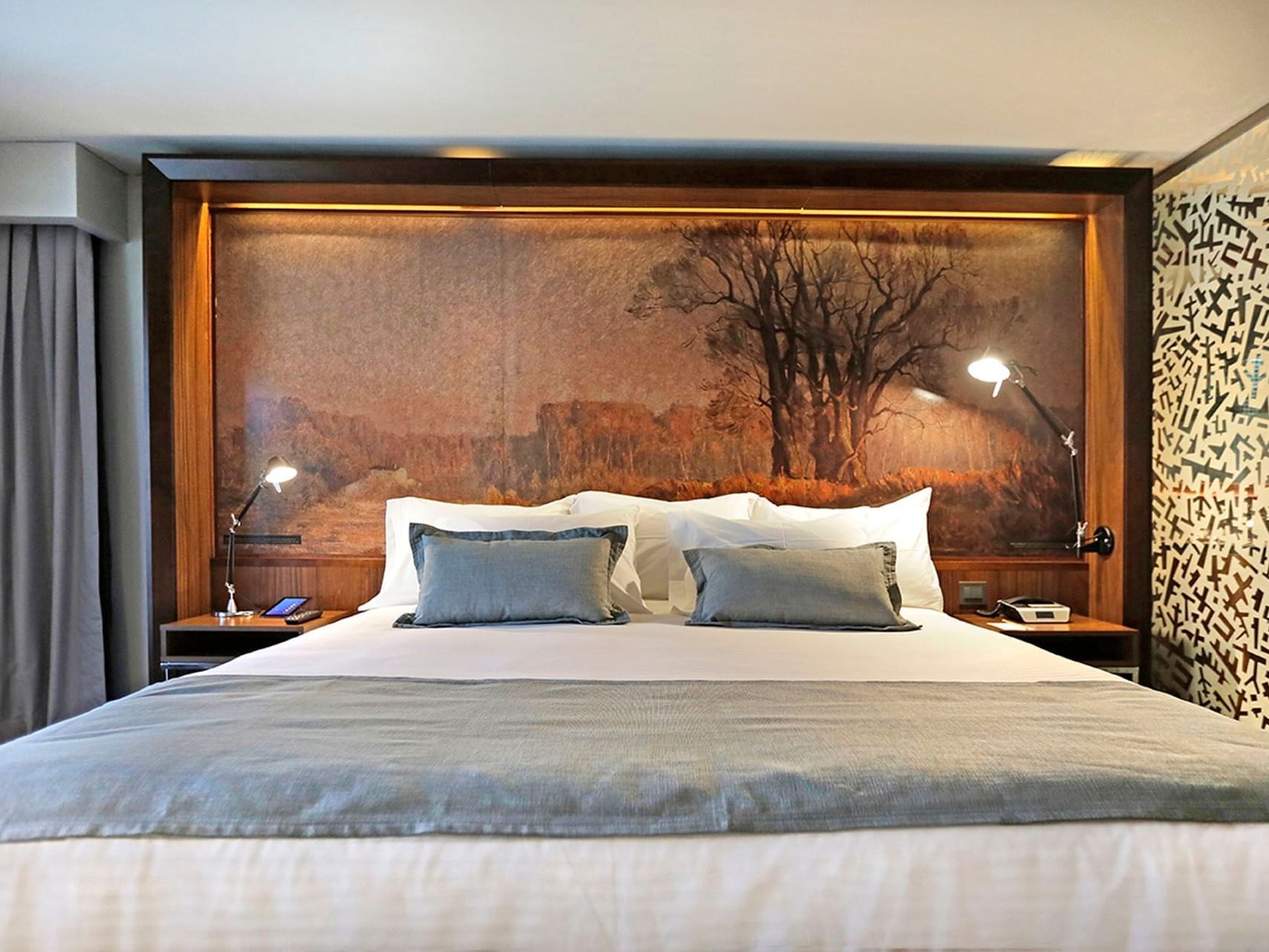 Habitación Single Estándar del Hotel Cumbres Lastarria con cama grande, almohadas y mesitas de noche.
