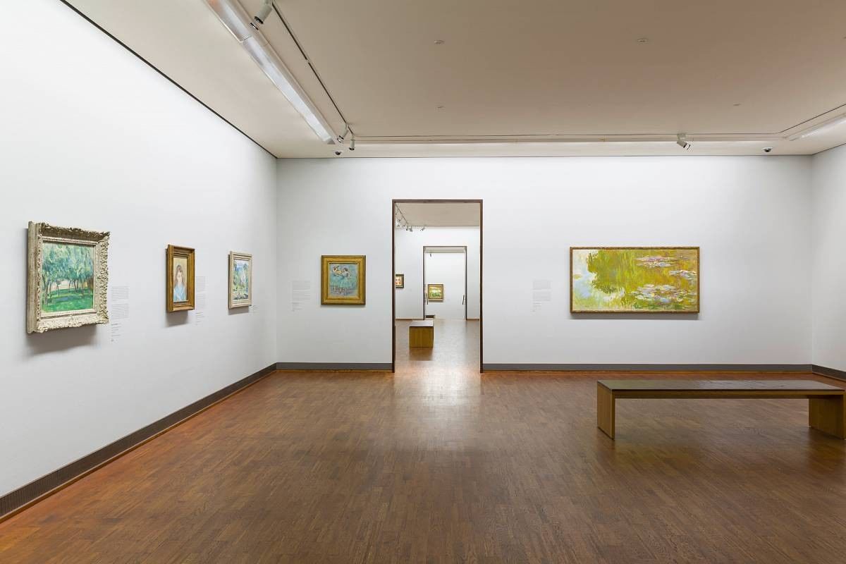 Moderner Ausstellungsraum der Albertina in Wien mit impressionistischen Gemälden, klarer Architektur und minimalistischem Design.