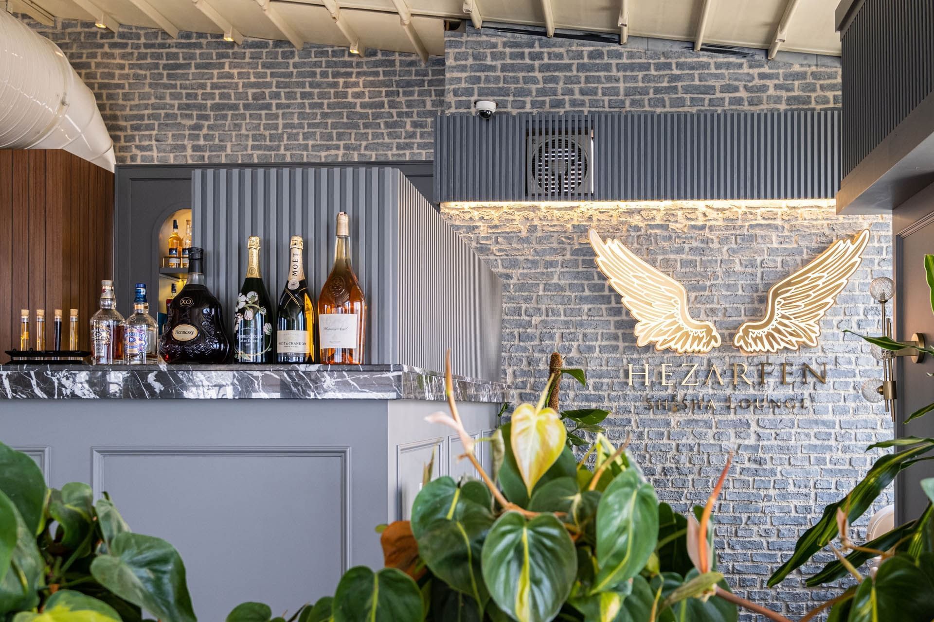 Evergreen Area dining space with wooden tables and chairs, surrounded by lush green at CVK Park Bosphorus Hotel Istanbul