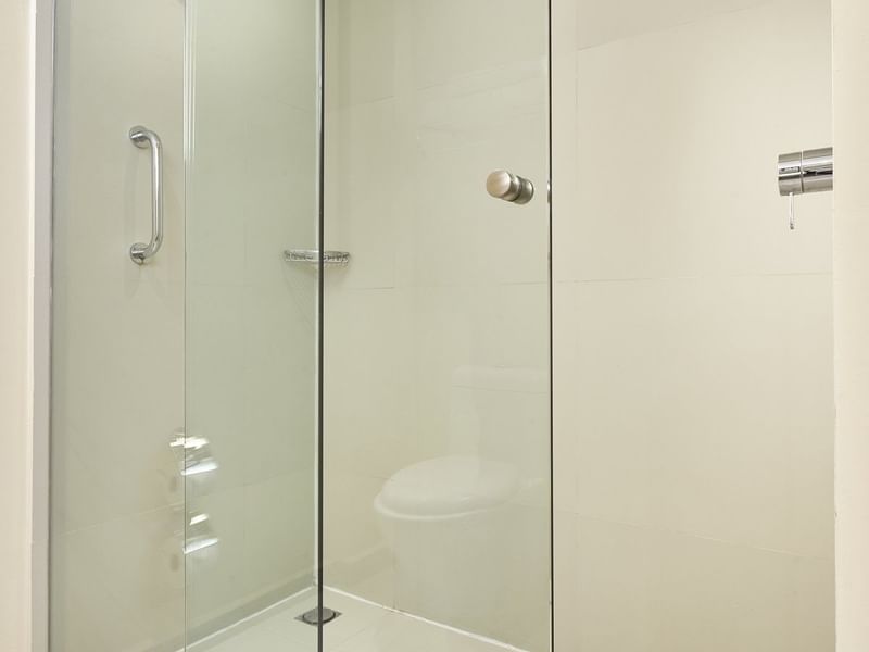 Zona de duchas en Superior Queen en One Hotels