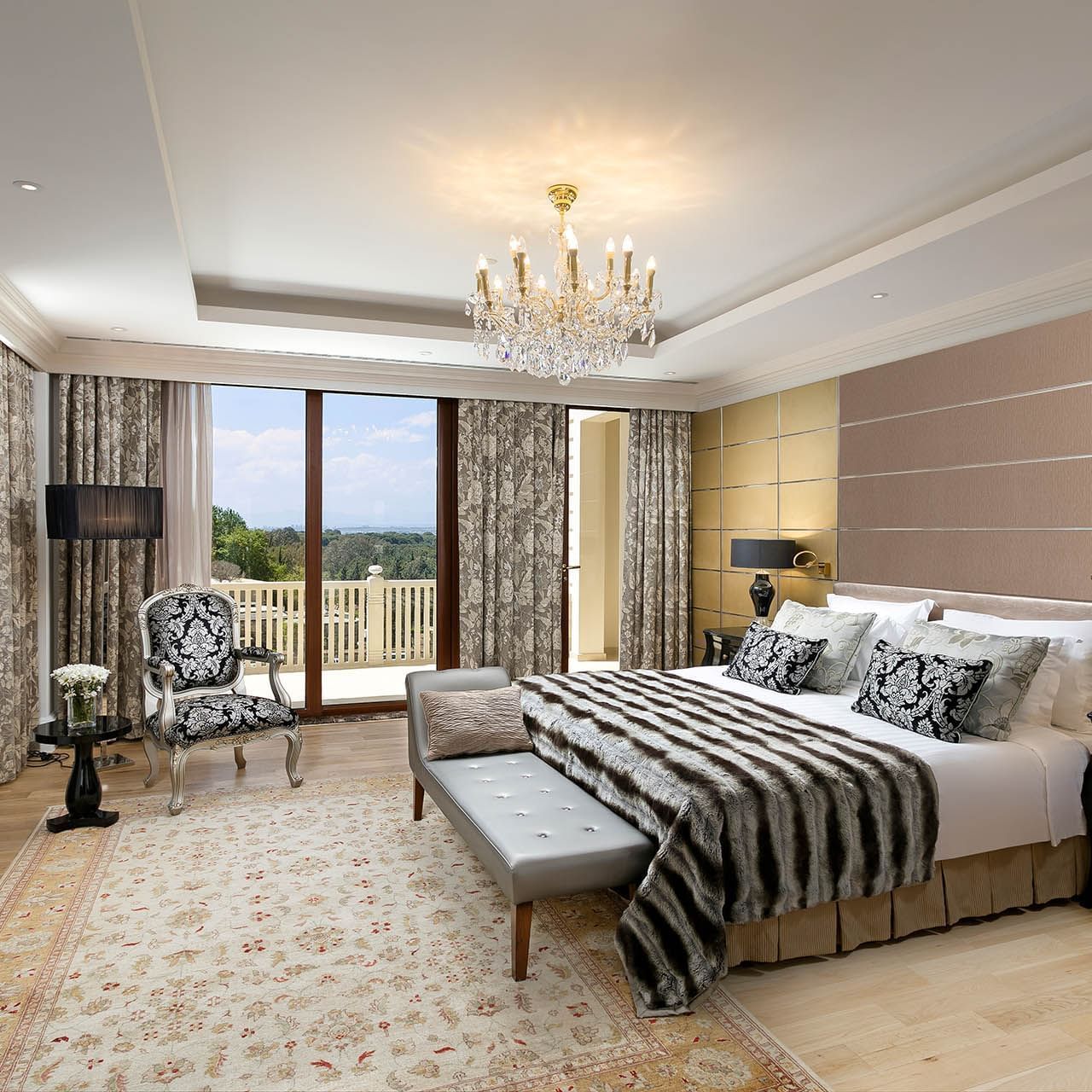 Удобные кровати в президентском люксе отеля Titanic Mardan Palace