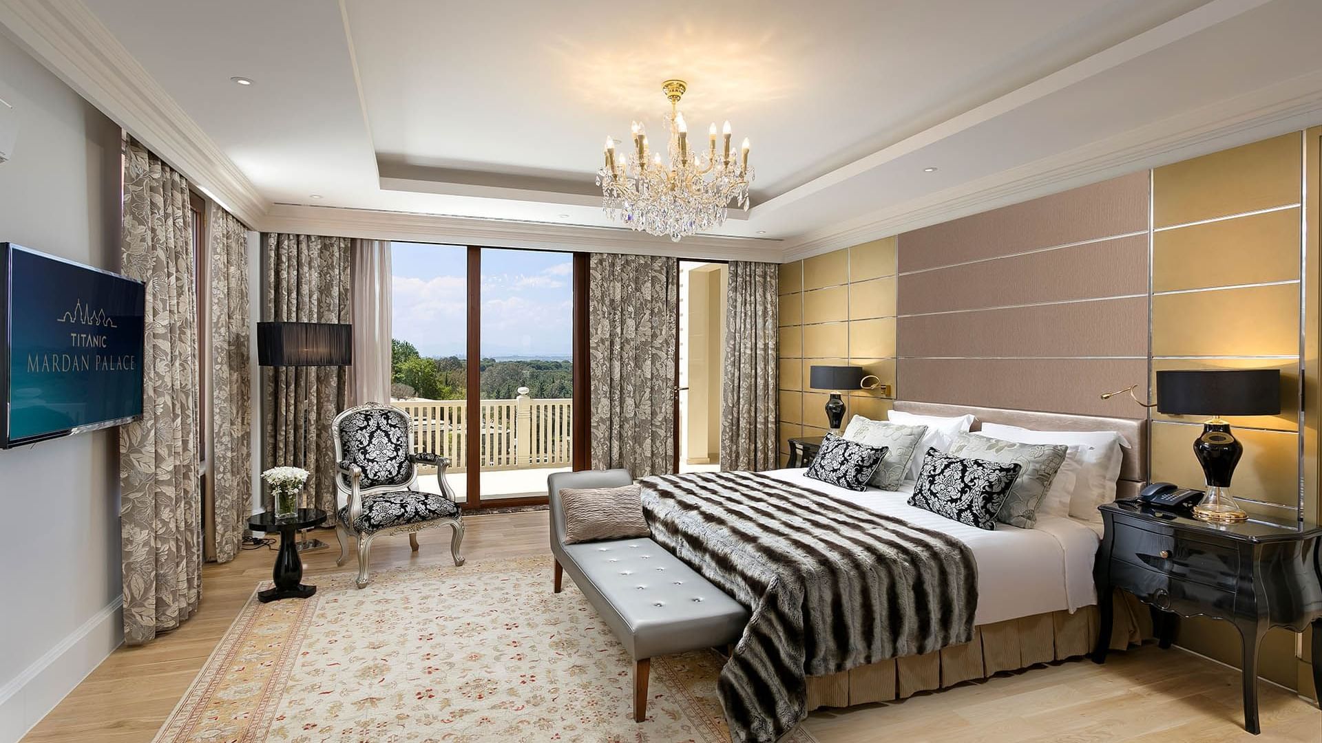 Удобные кровати в президентском люксе отеля Titanic Mardan Palace