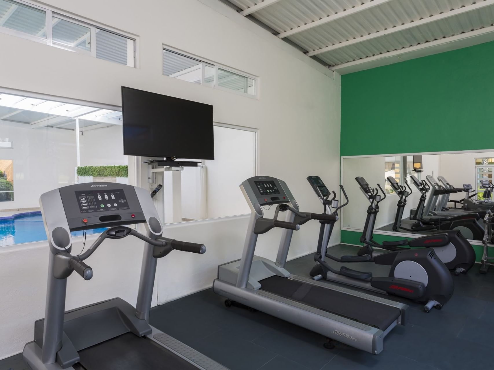 Treadmills, fitness training machines & TV in the gym at Hotel Gamma Pachuca
