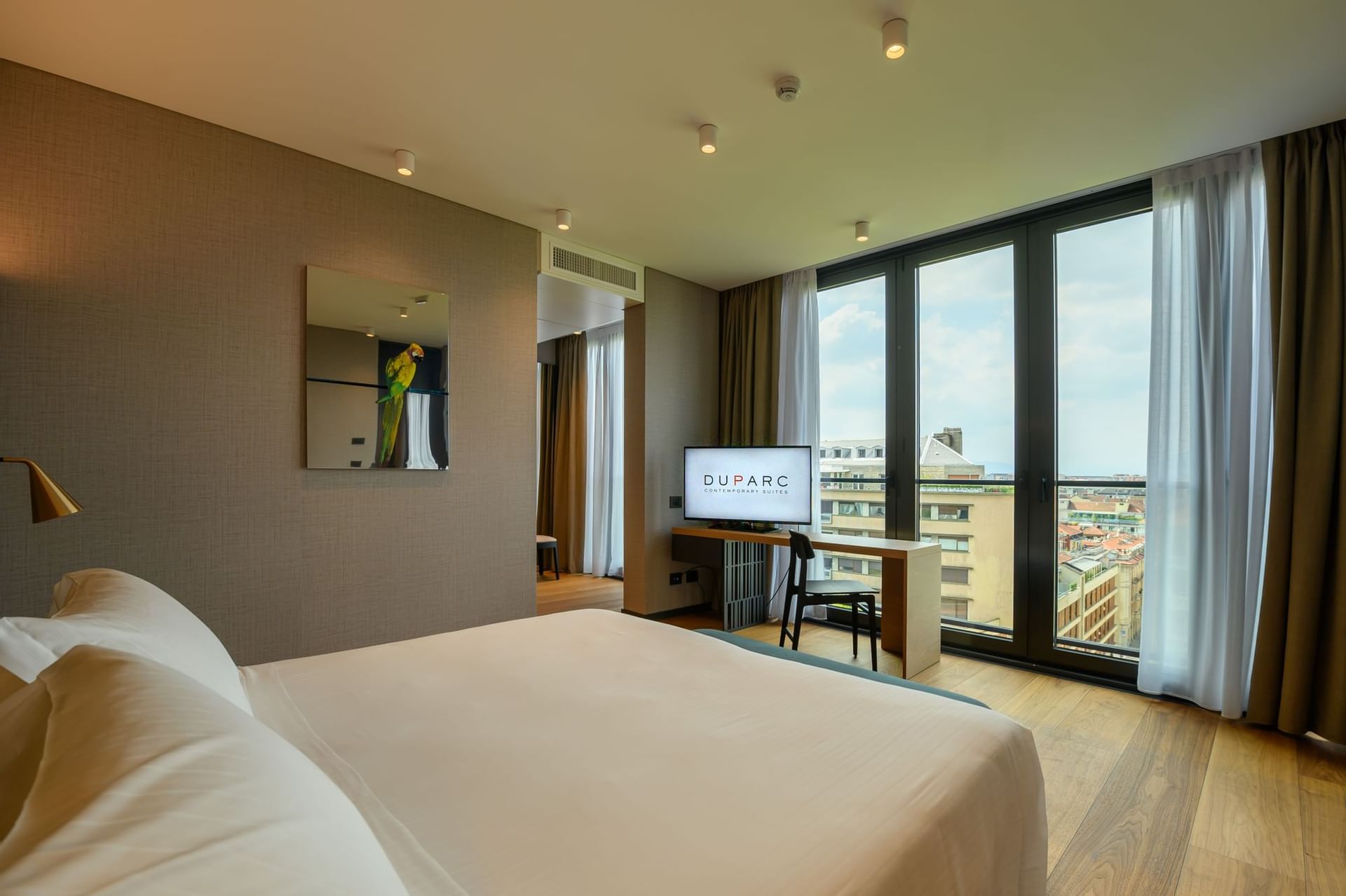 Suite con camera da letto moderna con vista sulla città e TV al Duparc Contemporary Suites