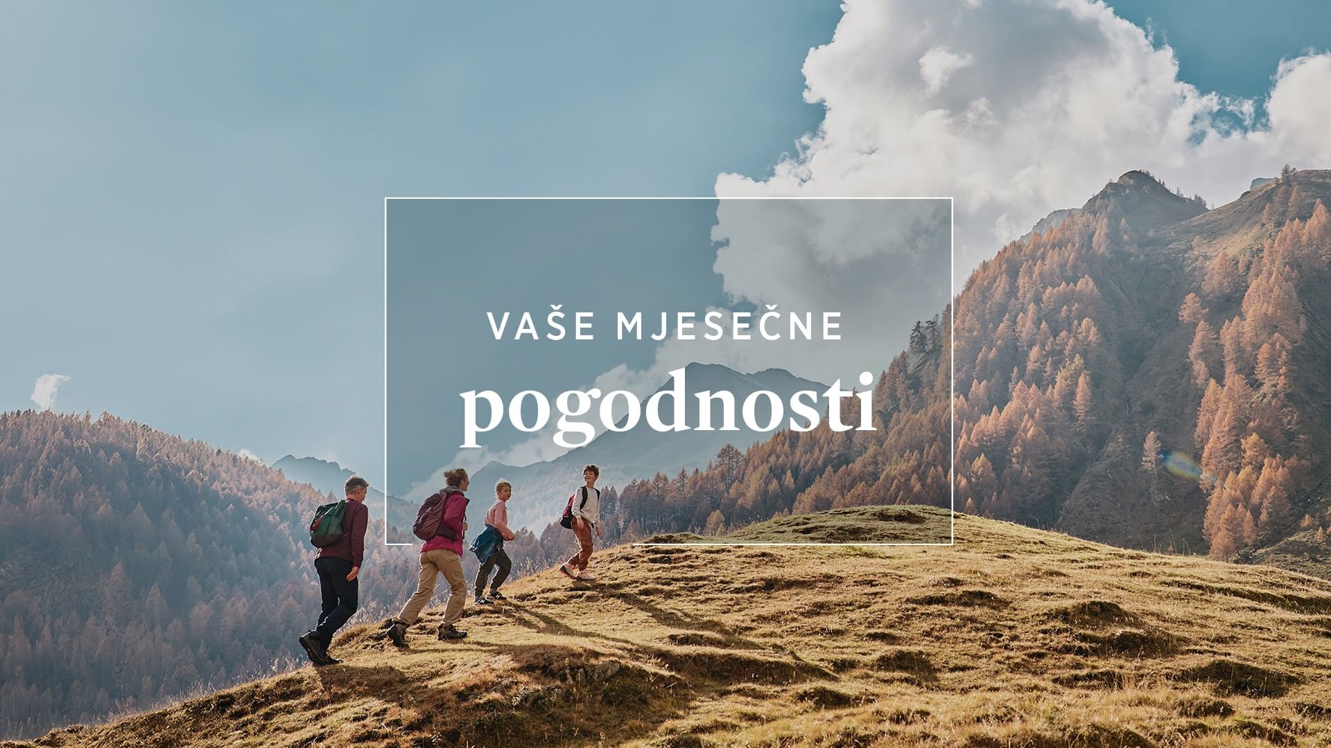 Četvero ljudi s ruksacima hoda prema vrhu planine, s tekstom 