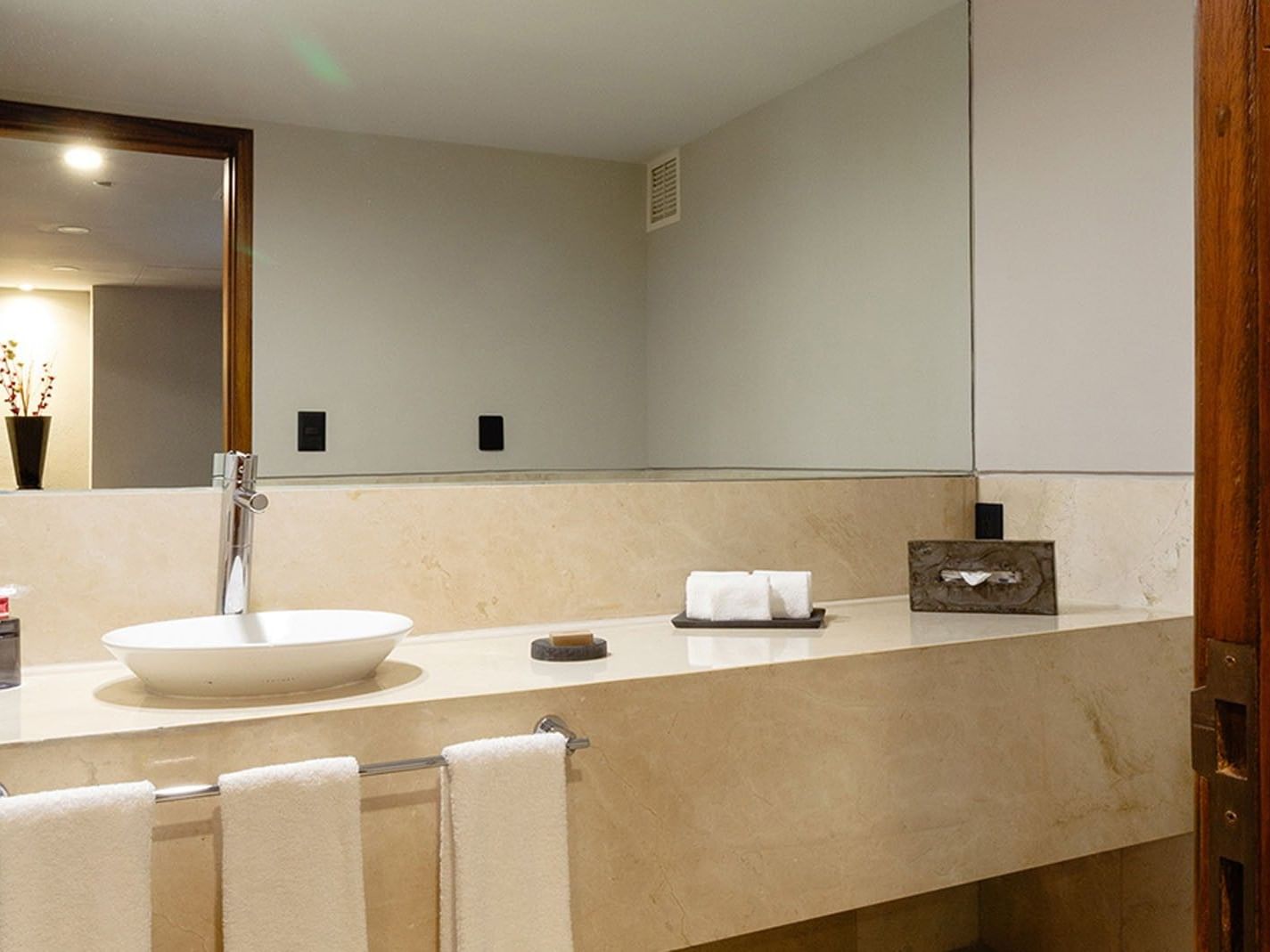 Baño de la Master Suite King en el Camino Real Aeropuerto México en Ciudad de México.