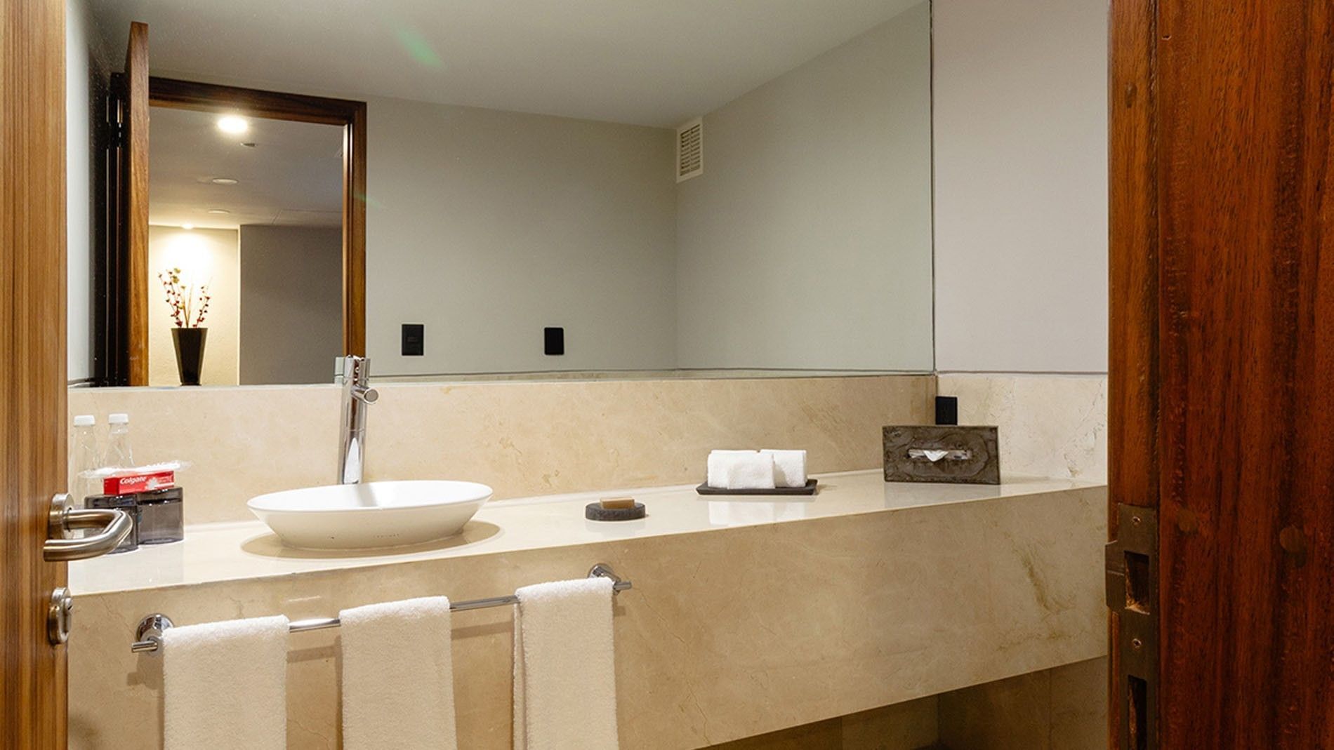 Baño de la Master Suite King en el Camino Real Aeropuerto México en Ciudad de México.